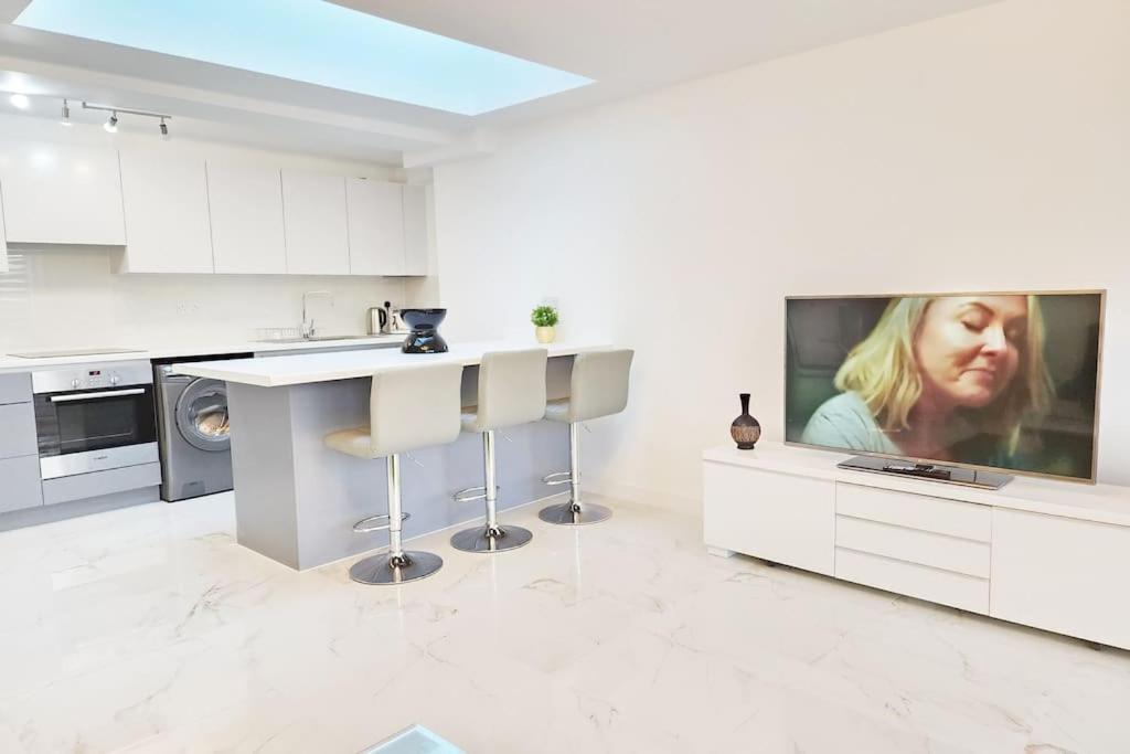 Paradigm House, Stunning 2-Bedroom Apartment 1, Free Parking, Oxford Exterior photo