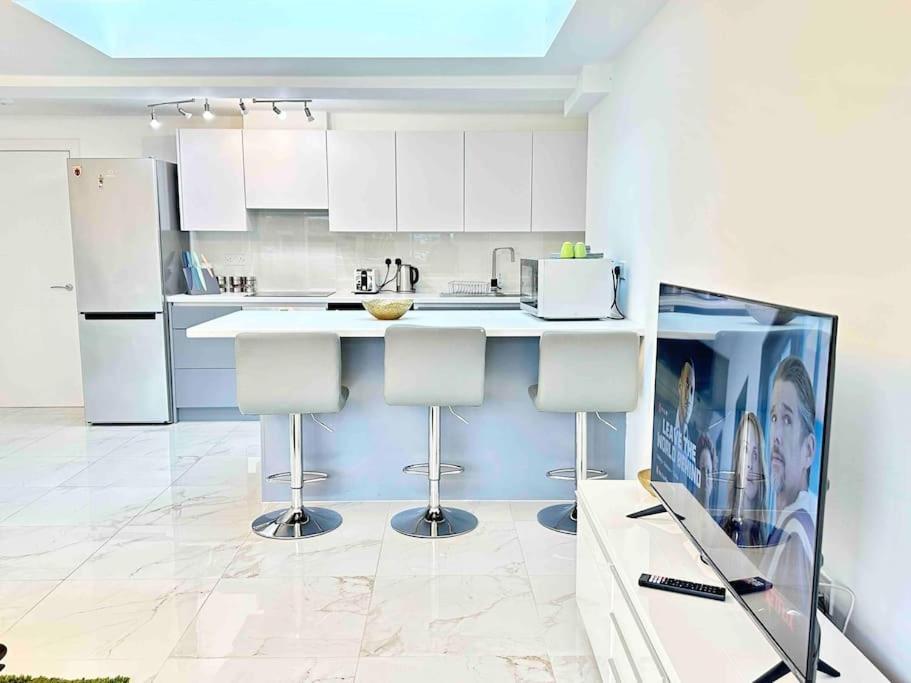 Paradigm House, Stunning 2-Bedroom Apartment 1, Free Parking, Oxford Exterior photo