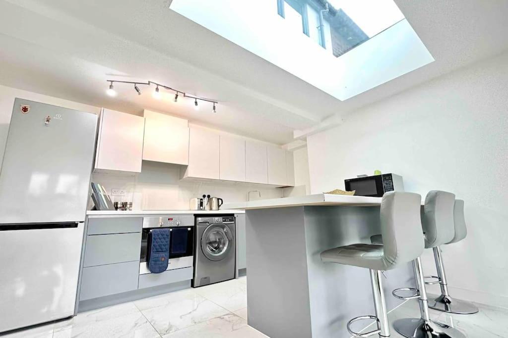 Paradigm House, Stunning 2-Bedroom Apartment 1, Free Parking, Oxford Exterior photo