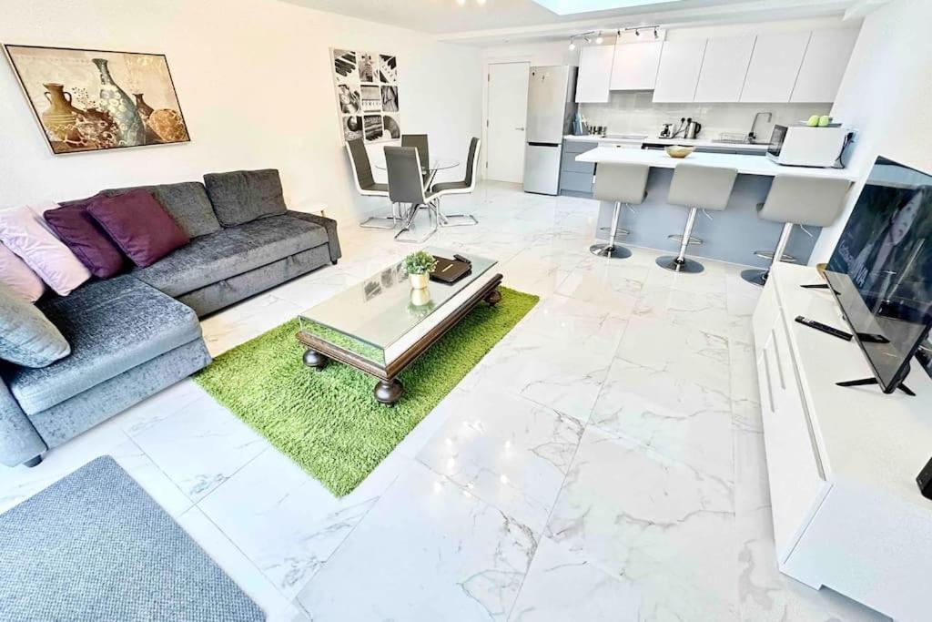 Paradigm House, Stunning 2-Bedroom Apartment 1, Free Parking, Oxford Exterior photo