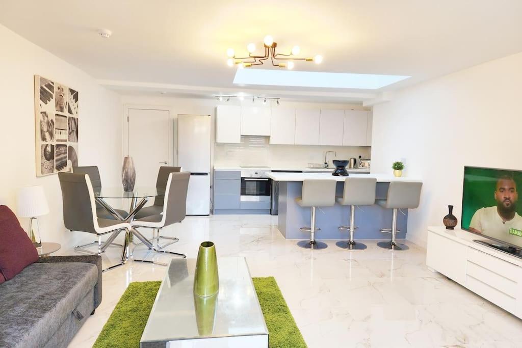 Paradigm House, Stunning 2-Bedroom Apartment 1, Free Parking, Oxford Exterior photo