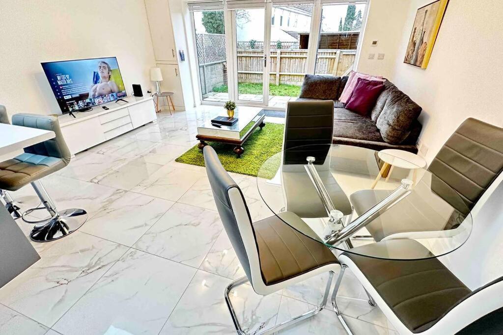 Paradigm House, Stunning 2-Bedroom Apartment 1, Free Parking, Oxford Exterior photo