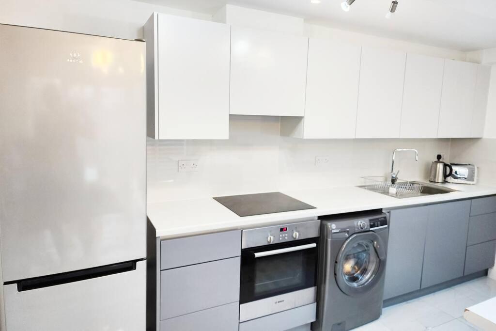 Paradigm House, Stunning 2-Bedroom Apartment 1, Free Parking, Oxford Exterior photo