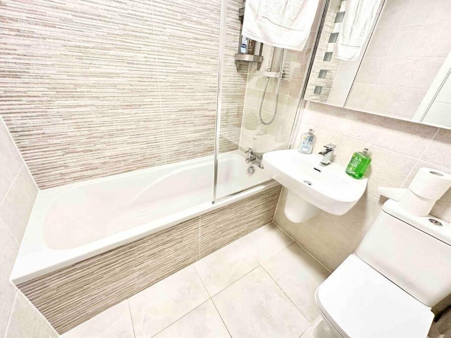 Paradigm House, Stunning 2-Bedroom Apartment 1, Free Parking, Oxford Exterior photo